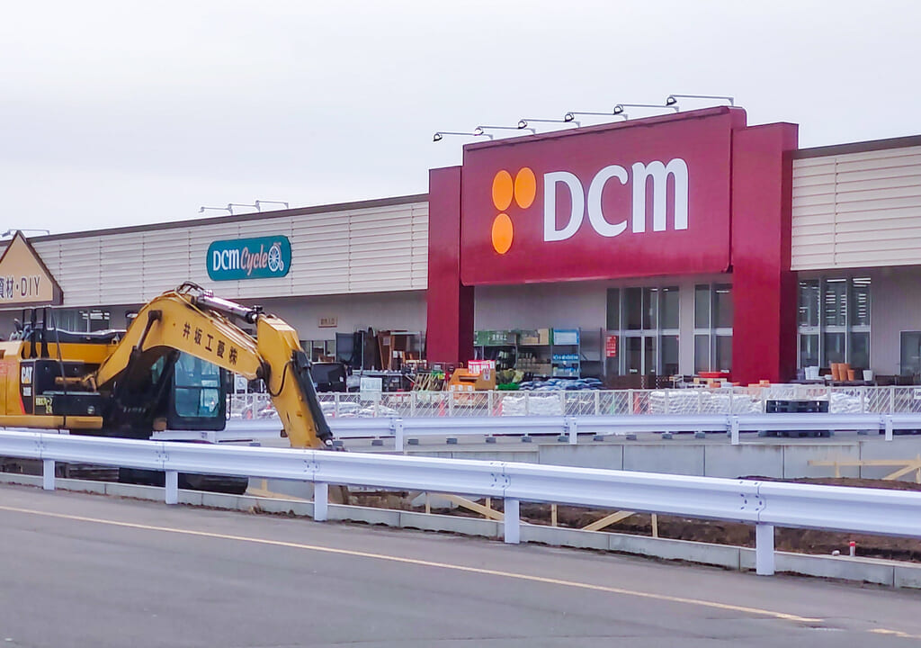 DCM永山店と業務スーパー