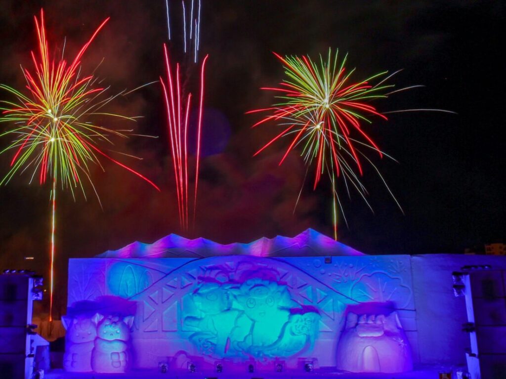 大雪像正面からの花火